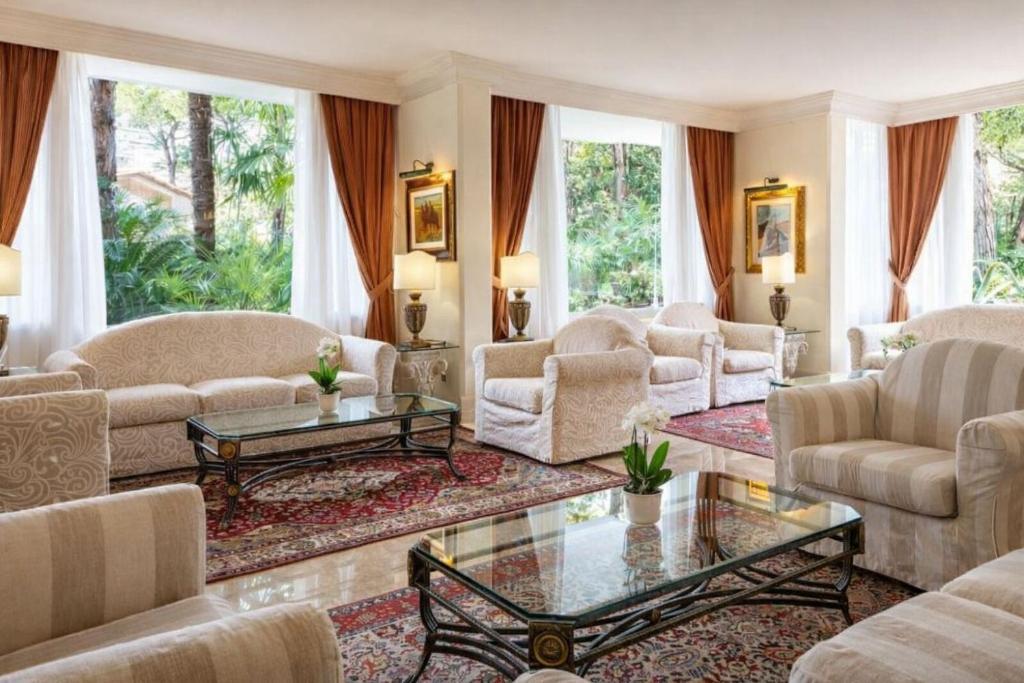 Hotel Lounge